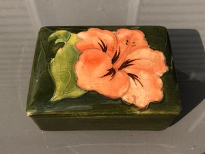 MOORCROFT Scatola portagioie rettangolare in ceramica modello ibisco etichetta originale - Foto 1 di 10