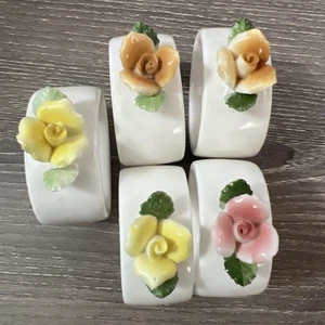 De colección 5 Anillos Servilleteros Esculpidos Rosas de Campo Antiguas en Forma de Rosa Cost Plus Inc. - Imagen 1 de 9