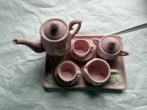 Vintage Kinder Miniatur Floral Biskuit Teeservice 10 Teile Erhöhtes Relief Blumen Rosa - Bild 1 von 5