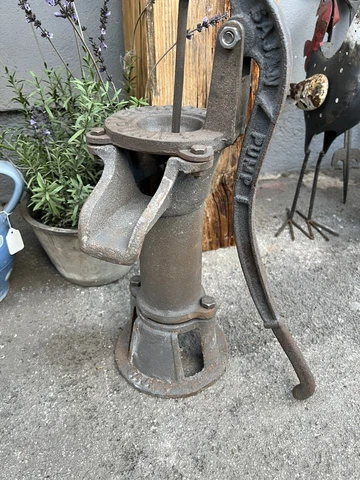 Garden Water Pump Blockley Industrial Cast Iron Vintage Water Pump water Rusty Cover