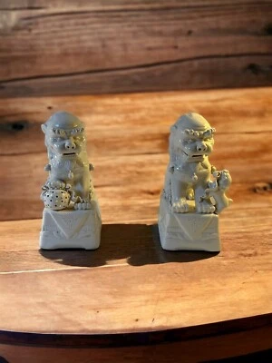 Foo Dogs de porcelana decorada macho y hembra en blanco Foto 1 de 4