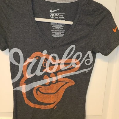 Camiseta Nike MLB Baltimore Orioles feminina XS beisebol gola V urze cintura longa - Imagem 1 de 4