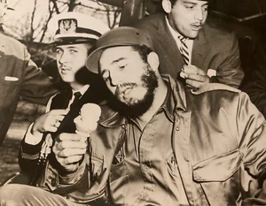 Fotografía vintage de alambre/prensa de Fidel Castro - Helado 1959 en el zoológico del Bronx - Imagen 1 de 5