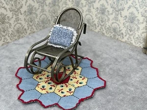 Dollhouse silver metal rocking chair and accessories - Picture 1 of 10