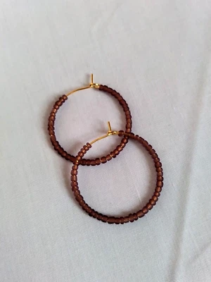 Pendientes de aro con cuentas de vidrio marrón mate hechos a mano tono dorado simples modernos boho chic  Foto 1 de 4