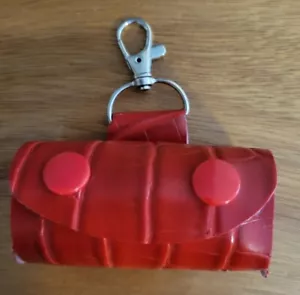 Nuevo soporte para bolsa de caca para perro y bolsos hechos a mano broches de vinilo llaves rojo aspecto cocodrilo - Imagen 1 de 4