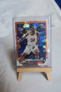Topps Chrome Sapphire 2023-24 Basketball Hakeem Olajuwon Orange /25 - Bild 1 von 2