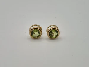 375 gold stud earrings  green peridot 0.9g - Picture 1 of 5