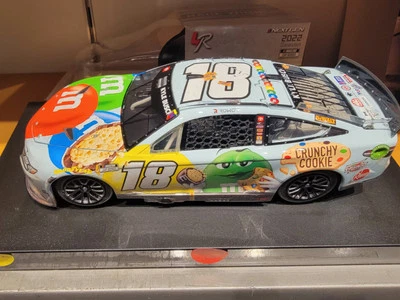 Kyle Busch #18 2022 M&M's Cookie/Bristol Dirt Win 1:24th Elite - Toyota Camry  Foto 1 de 4