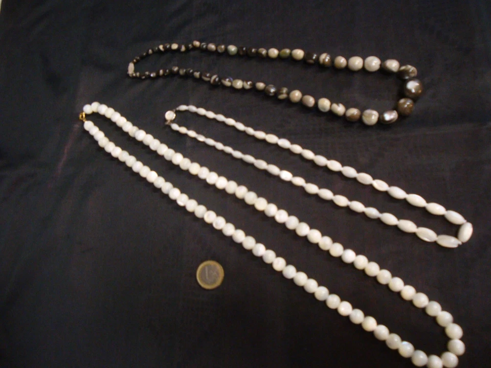 Konvolut Perlmutt-Ketten, z. t. Silberschließen, versch. Farben, versch. Formen - Bild 1 von 4
