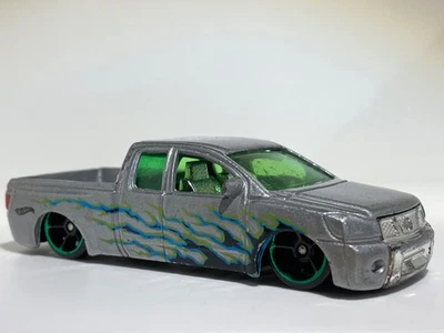 Hot Wheels Soltas Nissan Titan de "2016 Hot Trucks Pacote com 5" - Imagem 1 de 4
