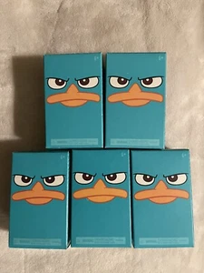 Disney Phineas & Ferb 5 Blind Boxes Agent P Perry Figure SDCC 2011 & 3 Backpacks - Picture 1 of 4