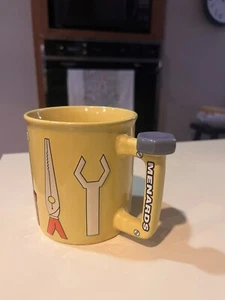 Menards 3D Tools gelber Kaffeebecher geprägte Keramik mit Werkzeuggriff Sammlerstück - Bild 1 von 9