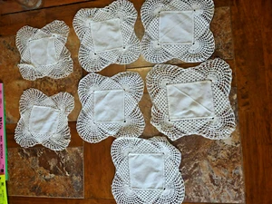 VINTAGE HANDGEHÄKELTE DECKCHEN oder Möbelaufleger - 7 Stück Nachlass Bauernhof frisch - Bild 1 von 7