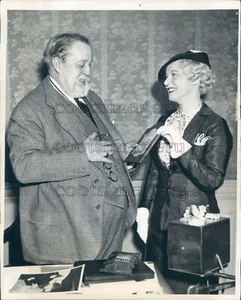 1935 Press Photo MET Manager Giulio Gatti Casazza & Opera Singer Helen Gleason - Picture 1 of 2
