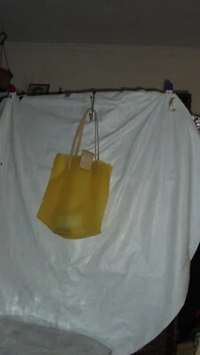 AVON,HERMOSO BOLSO DE MANO DE DÍA,AMARILLO P V C.TALLA 14" X 15 Y ALFOMBRILLA DE PLAYA.PVC.NUEVO EN PAQUETE Foto 1 de 4