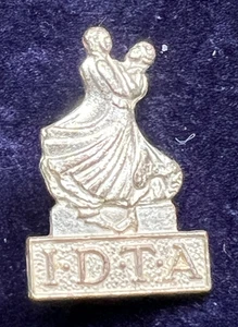 I.D.T.A. INTERNATIONAL DANCE TEACHERS ASSOC. BALLROOM SILVER PIN BADGE - Picture 1 of 4