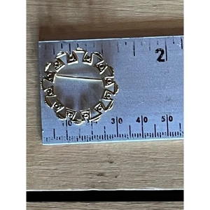 Pin/broche geométrico vintage tono dorado. Redondo. Joyería mujer - Imagen 1 de 4