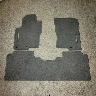 JUEGO DE 3 ALFOMBRILLAS NISSAN FRONTIER DOBLE CABINA BEIGE OEM Foto 1 de 4