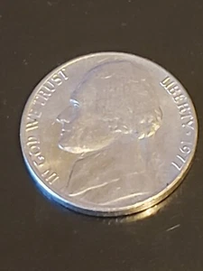 1977 Jefferson Nickel - Actual Collectible Coin In Photo - Picture 1 of 2