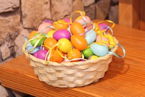 72 Huevos de Pascua de plástico de colores con cintas para colgar decoración pastel Pascua - Imagen 1 de 7
