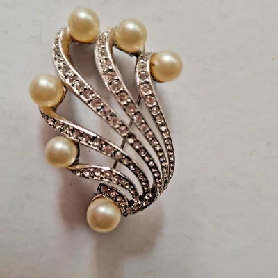 SALDI  SPILLA MARVELLA ANNI '60 TONO ARGENTO CRISTALLI  PERLE VINTAGE AMERICANO - Immagine 1 di 3