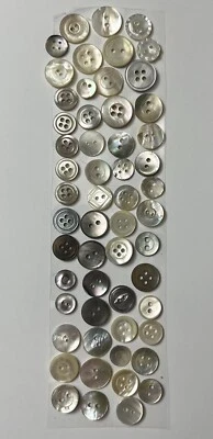 Konvolut uralter kleiner PERLMUTT KNÖPFE - für Puppen Kleidung, etc - Bild 1 von 4