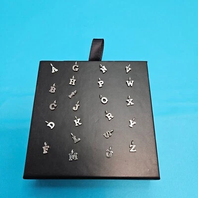 Mini dijes de letras de plata de ley de 8 a 9 mm tamaño 1,5 mm iniciales de apertura letras Foto 1 de 4