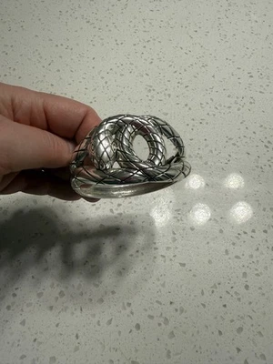  Brazalete con bisagra envuelto en brazalete de metal tono plata bobina serpiente sin firmar  Foto 1 de 4