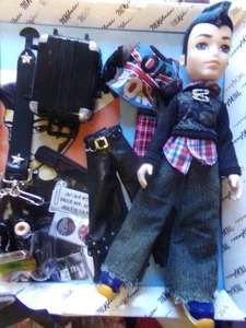BRATZ 2023 WORLD LONDON NICE N PUNK PUNKZ BOYZ EITAN SENZA SCATOLA - Foto 1 di 16