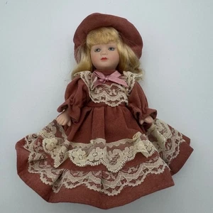 Muñeca de porcelana vintage estilo victoriano vestido rojo sombrero de encaje decoración coleccionable - Imagen 1 de 3