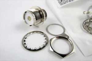 Chasis/mampara UHF SO-239 tipo hembra Mt. Conector de orificio redondo con herrajes - Imagen 1 de 4