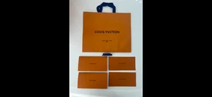 Louis Vuitton Tüte ( 40 cm x 33 cm ) mit Geschenkschleife ( 80 cm ) u. 2 Kuverts - Bild 1 von 1