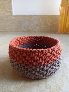 cestino uncinetto in 2 colori. Portaoggetti in cotone. - Foto 1 di 2