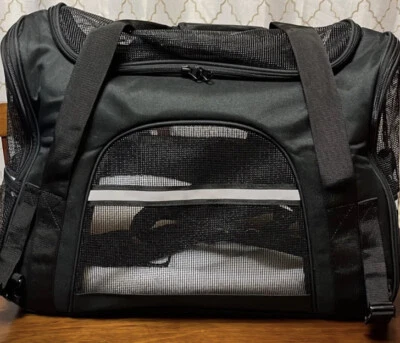 Pet Carrier, 20 x 10 x 13, New, Removable/washable Sherpa bed, Strap and Leash  - Image 1 of 4