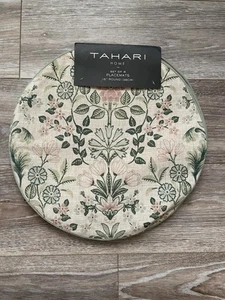 Tahari Home Tischsets 4 Neu mit Etikett rund 15" Metallic Grün Blumen Botanischer Garten - Bild 1 von 6