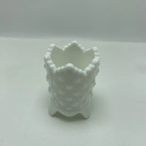 Vaso de leche blanco Fenton vintage, clavo de leña, soporte para palillo de dientes de 3 patas, 2,875" de alto - Imagen 1 de 5