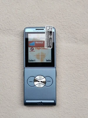 Working Sony Ericsson W350  Fully UNLOCKED 2G Bluetooth Mobile Phone 1.3MP - Image 1 of 4