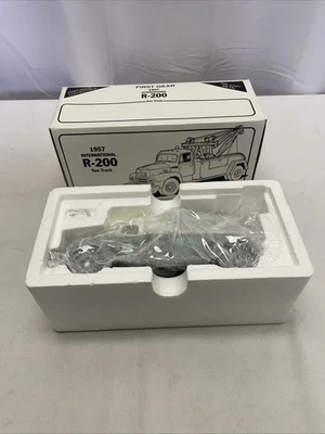 Camión de remolque First Gear 1957 International R-200 1/34 fundido a presión verde policía ¡Nuevo! Foto 1 de 4