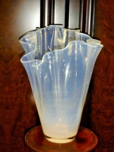 ITALY MODERN BIG OPALESCENT Handkerchief Ruffled Vase, VINTAGE, MINT - Picture 1 of 9