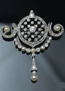 Edwardian platinum plated diamond and pearl pendant-brooch circa 1910, 4.2x3.8cm - Picture 1 of 4