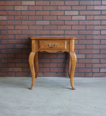 Mesa auxiliar ~ Mesa auxiliar ~ Mesa auxiliar Country French de Ethan Allen Foto 1 de 4