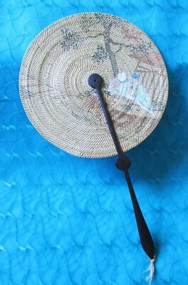 Abanico de mano de ratán vintage con asiáticos pintados a mano y diseños - En muy buena condición (ver fotos) Foto 1 de 4