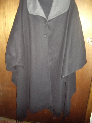 Usado en Excelente Condición Poncho Damas Talla Única Amanda Smith Negro Fleeece Capa 2 Botones Maternidad? Foto 1 de 4