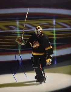 Kirk MCLEAN Signed 8x10 Photo! Vancouver Canucks GOALIE LEGEND! W/COA - Picture 1 of 3