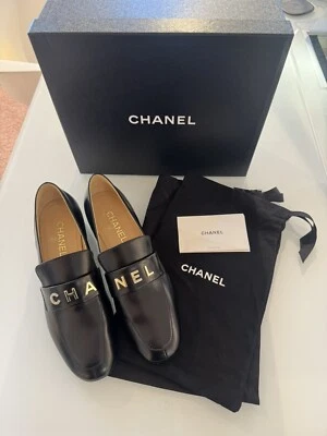 Mocassins CHANEL couro preto com letras champanhe - Preto tamanho EUA 9 UE 40 - Imagem 1 de 4