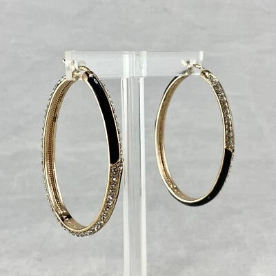 Pendientes de aro AKKAD China tono dorado, esmalte negro y piedra de vidrio blanco Foto 1 de 4