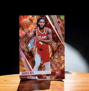 2023-24 Phoenix Saddiq Bey Orange Ice SP /249 Atlanta Hawks SCHÖNER SCHIMMER - Bild 1 von 3