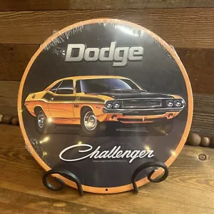 Dodge Challenger 12" rundes geprägtes Metallschild Garage Höhle Scheune Neu in Verpackung - Bild 1 von 3