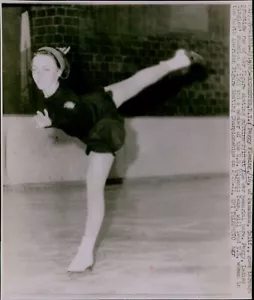LG818 1965 Wire Photo PEGGY FLEMING Figure Skating Champion Rochester NY Routine - Picture 1 of 2